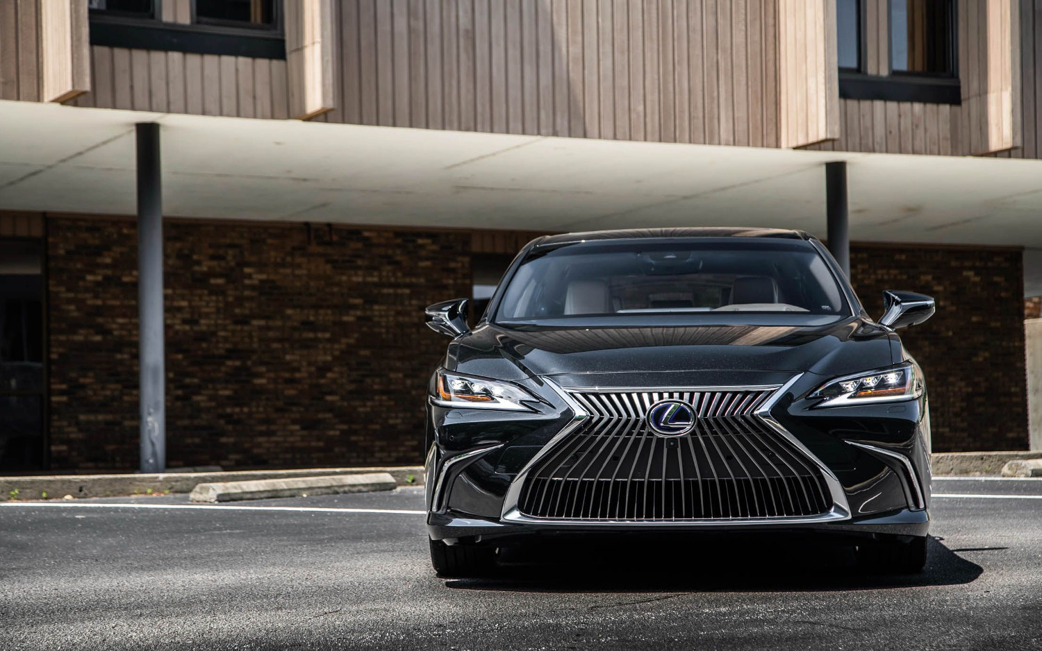 Lexus ES 300h 2019 SUV Drive